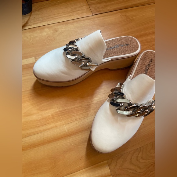 Kelsi Dagger Women's White Slip-On Mules with Chain Detail - Picture 3 of 10